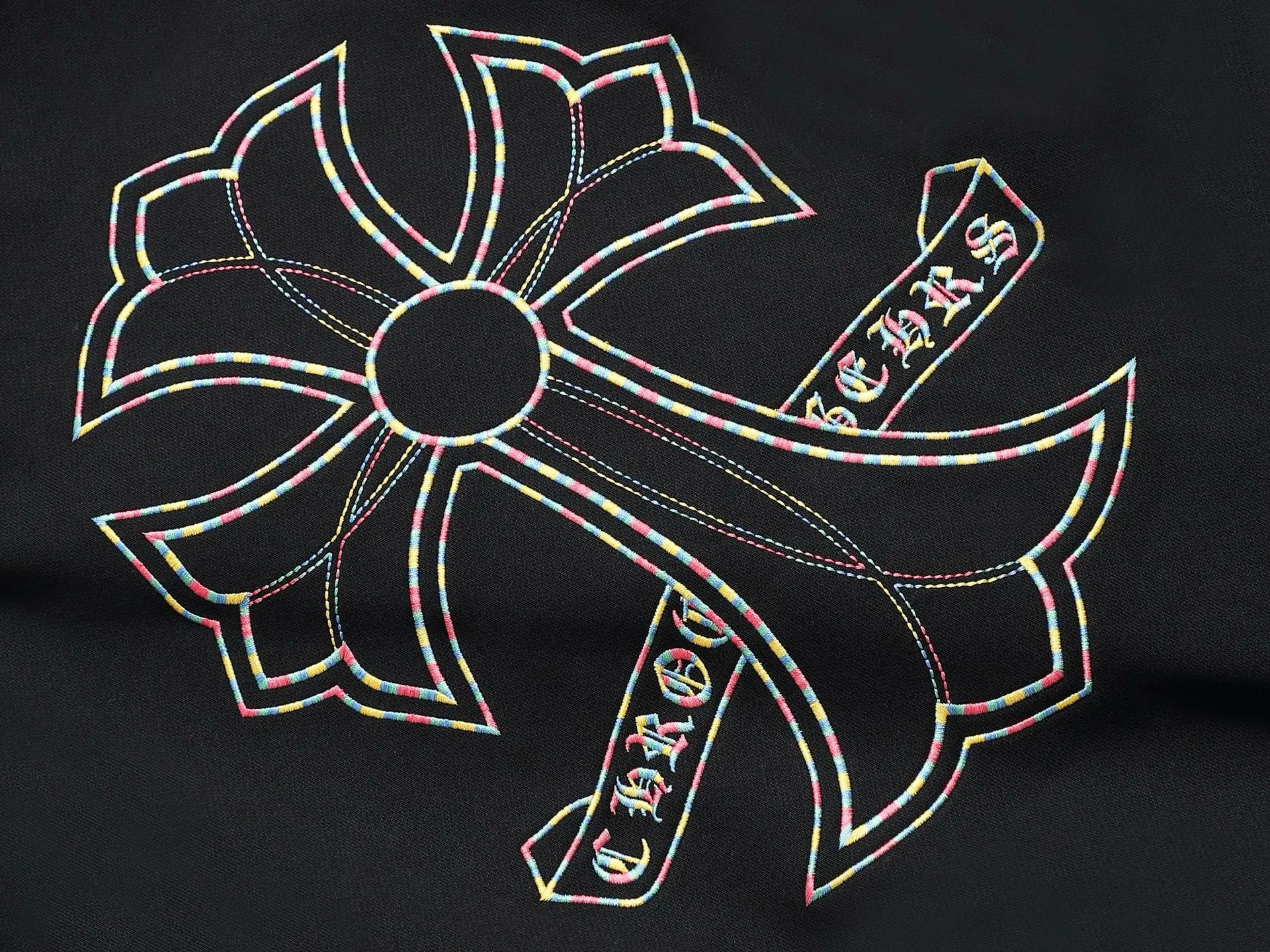 P250 Chrome hearts ch Chrome hearts cross horse LOGO round neck sweatshirt with thousands of needle embroidery crafts. Large version. Loose and stylish. The difference is the low version, the slim version, the upper body and the crotch. 100% commitment: top quality, not fast food. The highest version on the market. Top quality, 450 grams. 26 custom-dyed double yarn cotton, same style for men and women, complete with three standards. Color: Black White Size: SMLXL